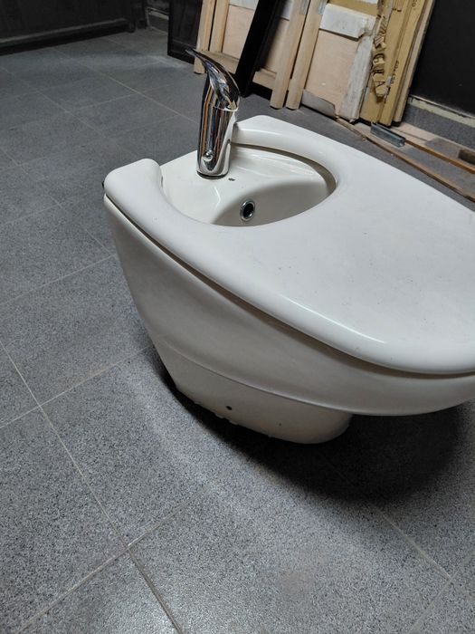 Bidé com tampa e torneira