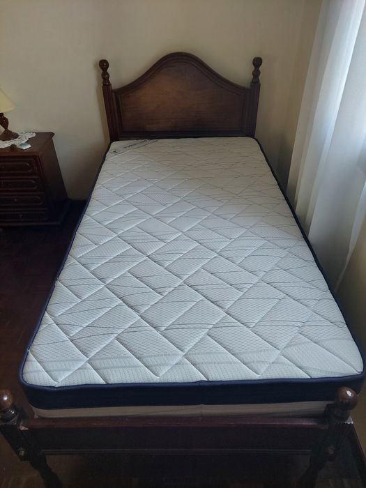 Cama de solteiro antiga com colchão