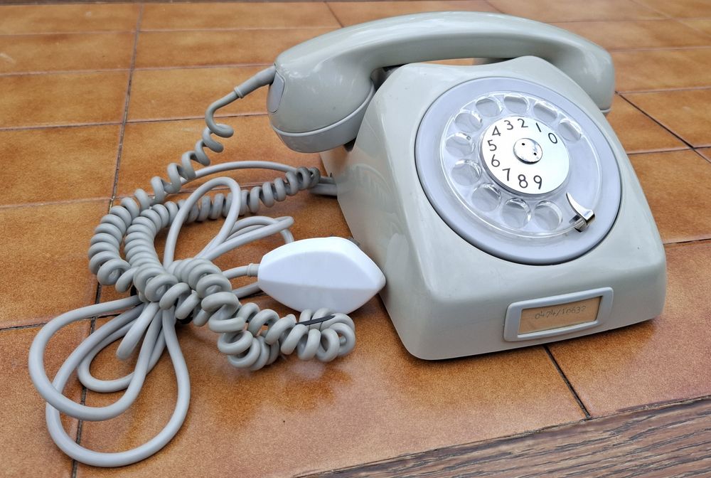 Telefon z tarczą retro zabytek