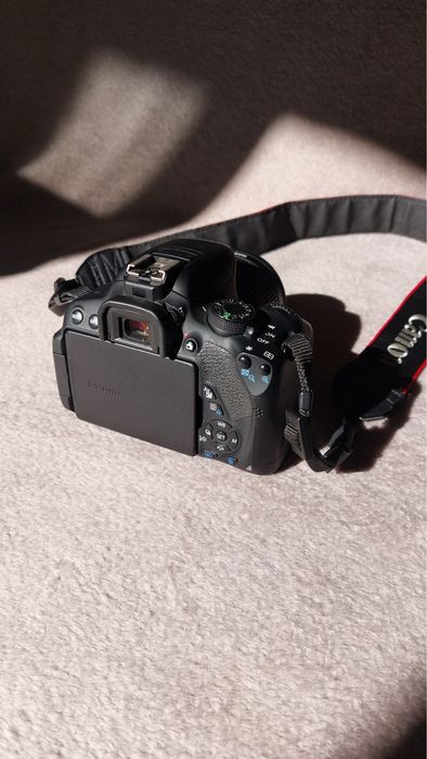 Цифровая зеркальна камера Canon 700D +сумка в подарунок