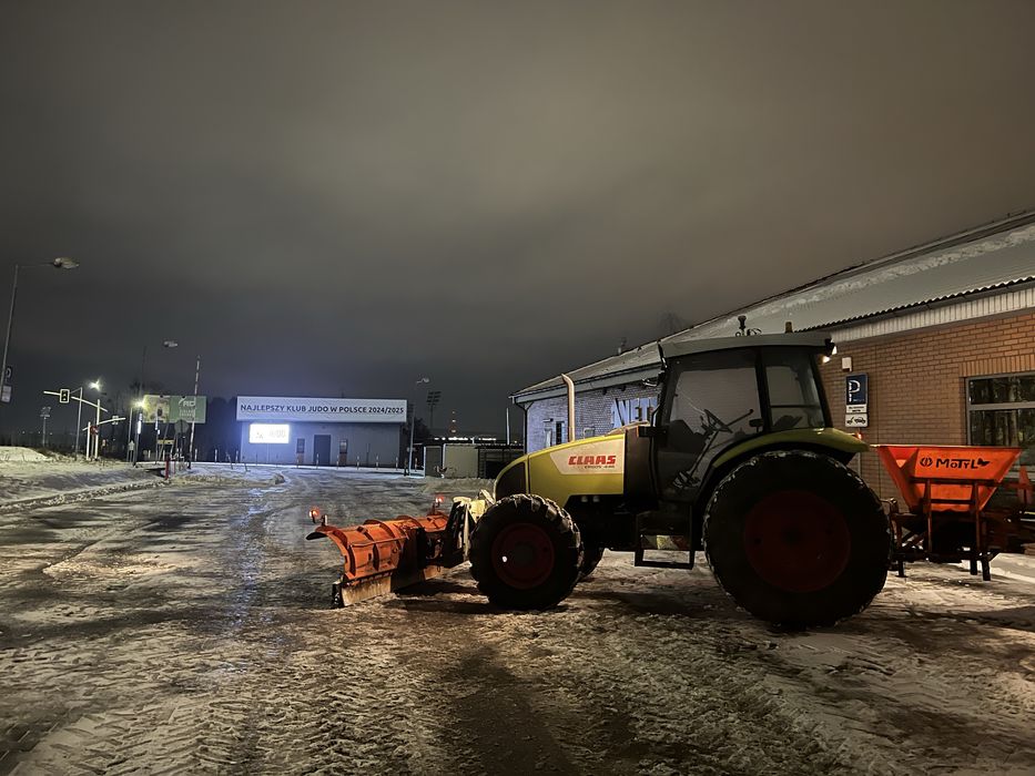 Odśnieżanie Traktorem z Pługiem + Posypywarka – Zima Bez Problemów!