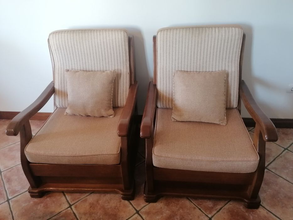 Sofás beje com almofadas