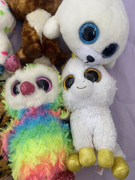 Колекція іграшок з великими очима