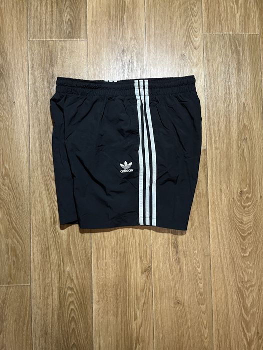 Шорти Adidas чорні з сірими лампасами, нейлон, розмір L