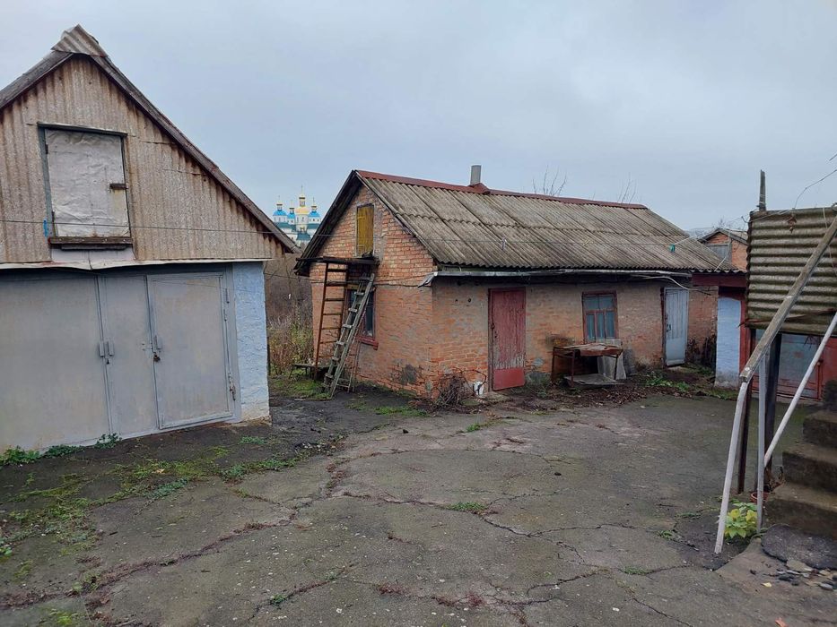 Продається будинок в смт.Новоархангельськ по вулиці Комарова.