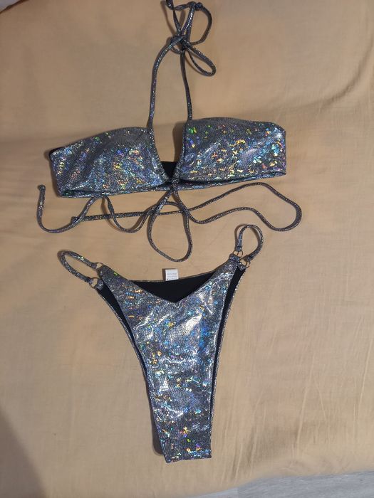 Modne błyszczące srebrne bikini