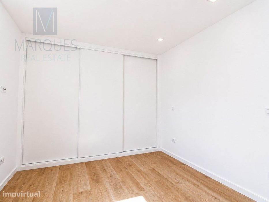 Moradia T3 geminada com Garagem e Logradouro no centro da Costa de ...