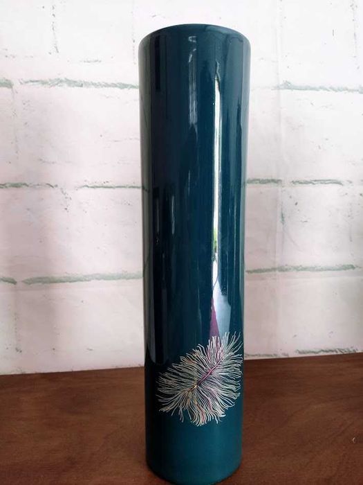 Jarra moderna azul em faiança formato tubular