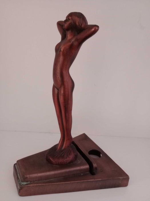 Estatueta em bronze art deco representando jovem menina Nua.