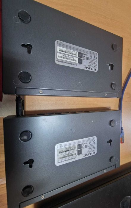 2x TP-LINK SG2008 V1 switch c/gestão, s/PoE