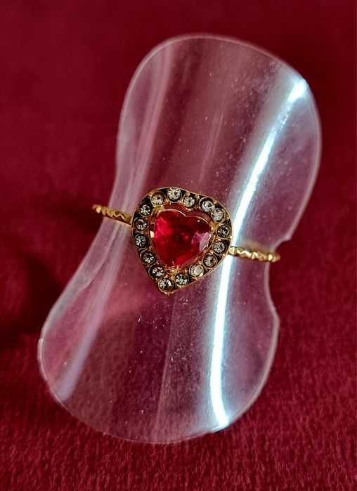 Anel dourado, em aço, coração vermelho rodeado de zirconias. Ajustável