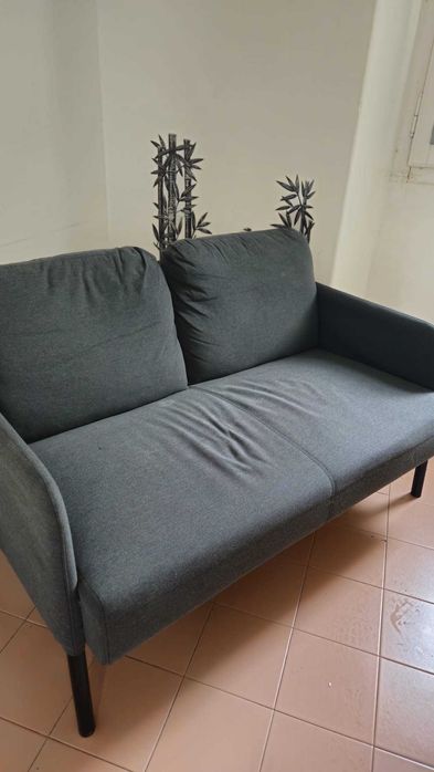 Pequeno sofá cinzento escuro