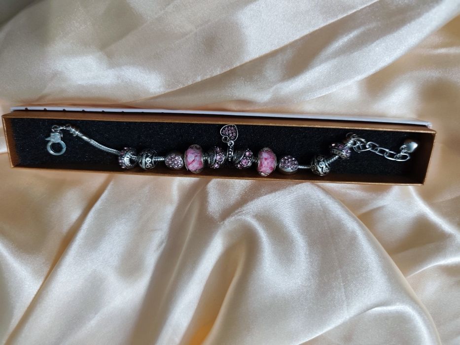 Srebrna bransoletka charms – różowe detale, romantyczny styl