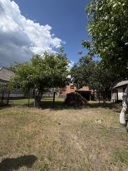 Продаж недобудованого будинку з великою приватизованою ділянкою в центрі села