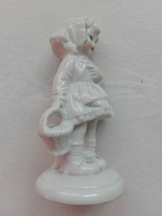 Stara śliczna figurka porcelanowa - dziewczynka
