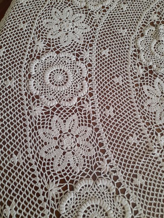 Toalha de mesa em crochet antiga. Em bom estado.(Cor Bege)
