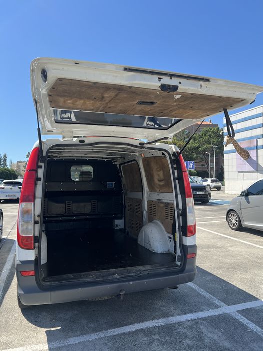 Vendo Mercedes-Benz Vito, furgão comercial, em cor branca.