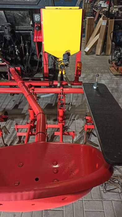 Pielnik wielorak z podsiewaczem nawozu