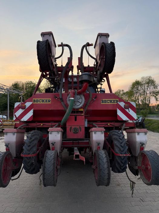 Siewnik do kukurydzy Becker Aeromat 6 rzędów. Rozkladany hydraulicznie