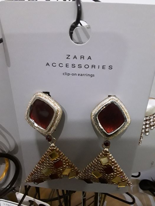 Brincos. Zara. Novos.