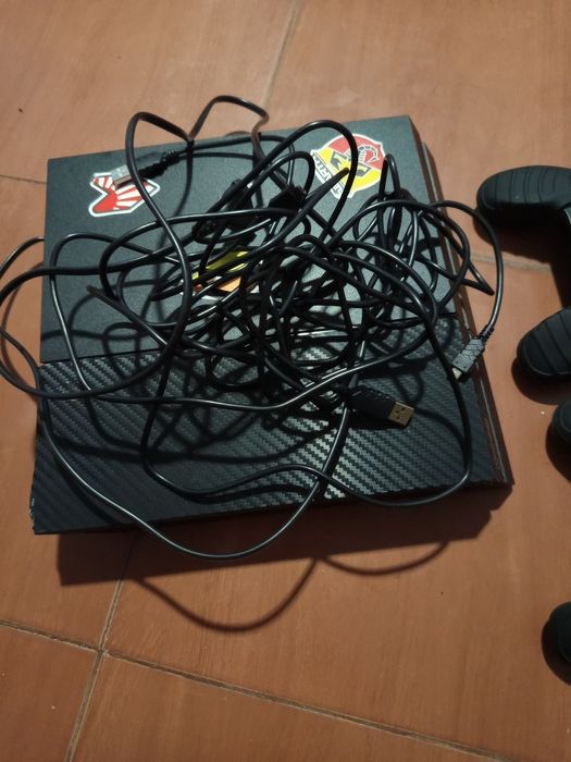 Ps4 1TB com dois comandos