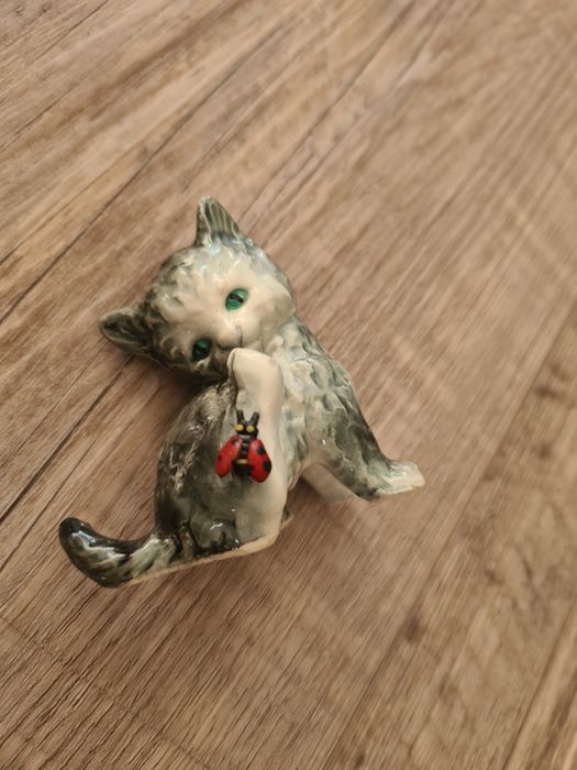 Goebel porcelanowa  figurka kotka z biedronką