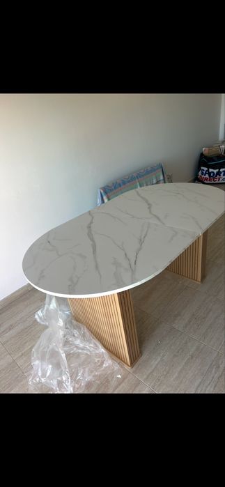Vendo mesa de jantar extensível, nunca usada.
