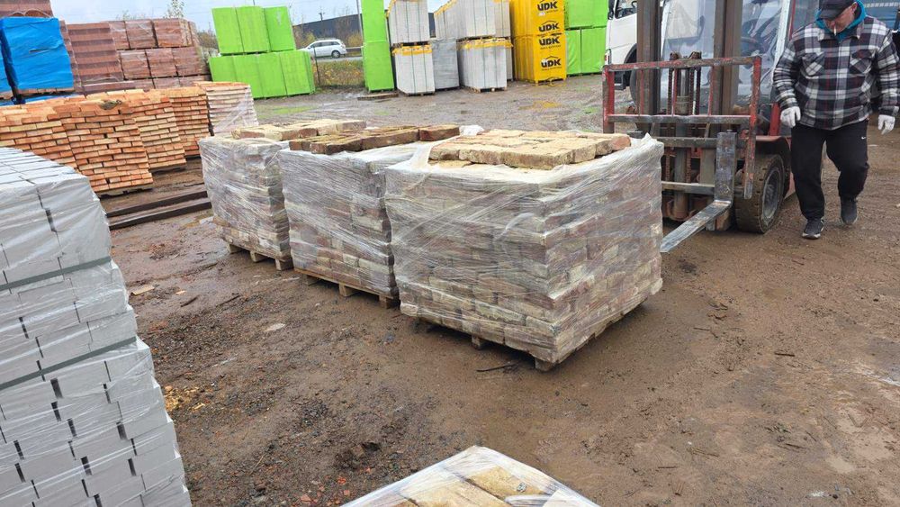 Цегла Рядова М-100 (7.00 грн) та Подвійна 2NF (13.80). З Доставкою!