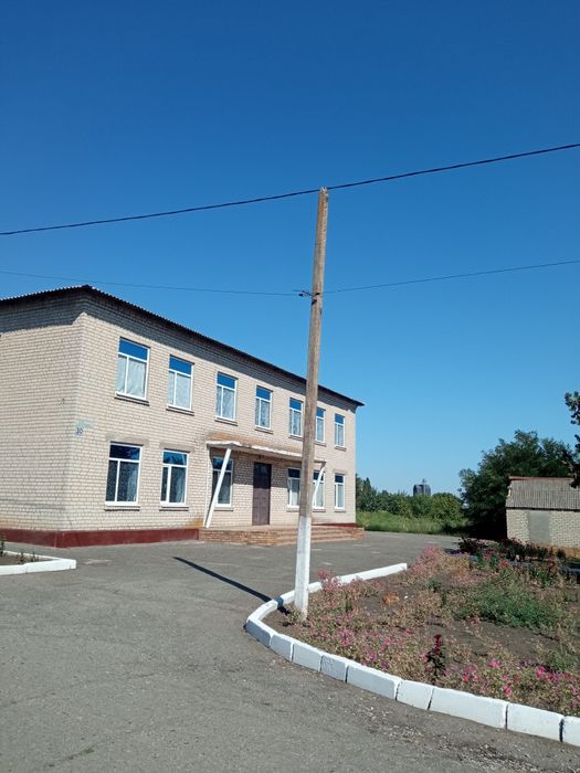 Продається двоповерхова нежитлова будівля з гаражами.