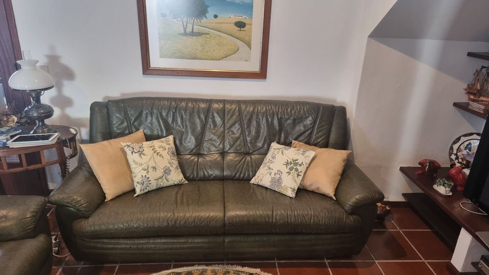 Conjunto sofás em pele verde escuro