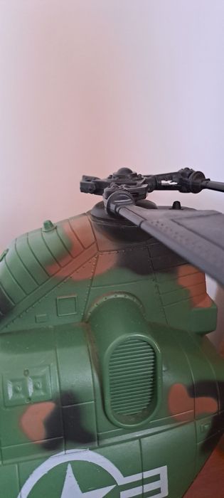 Conjunto de brinquedos, helicóptero militar, jipe e soldado