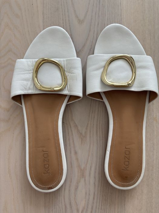 Białe skórzane klapki Kazar