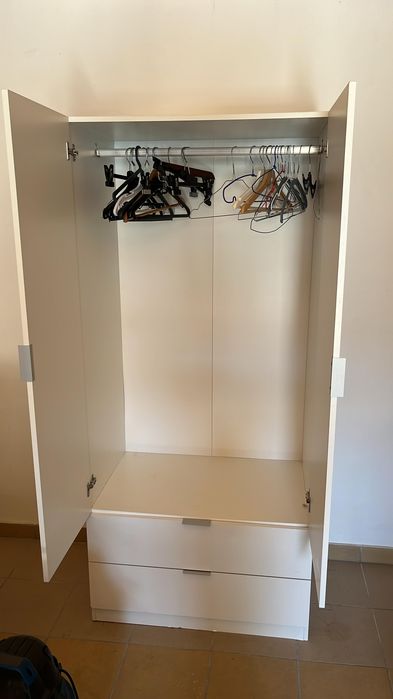 Roupeiro em kit branco com 2 portas de bater e 2 gavetas 180x81,2x52 cm