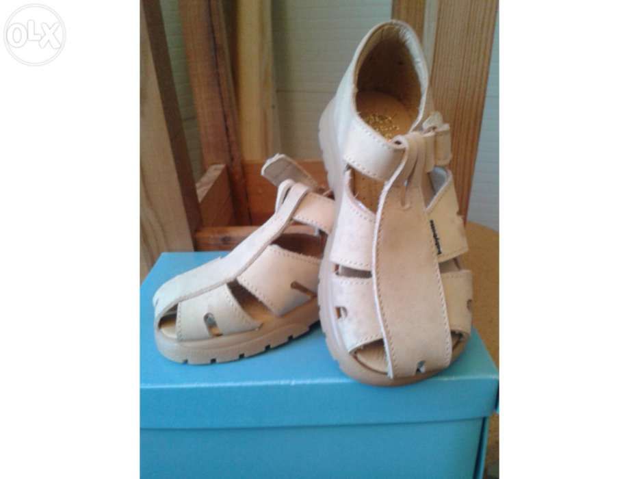 Venda de sapatos e fitas de cabelo