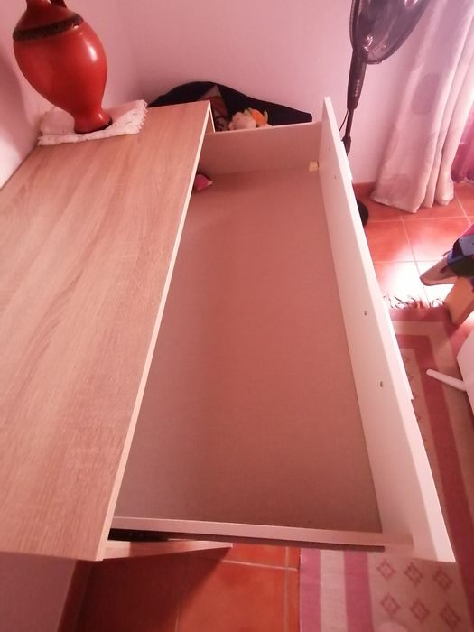 Cómoda com 4 gavetas em madeira de aglomerado estilo móvel Ikea