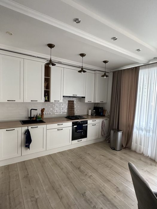 Продаж сучасного котеджу разом із зем ділянкою. Виставка