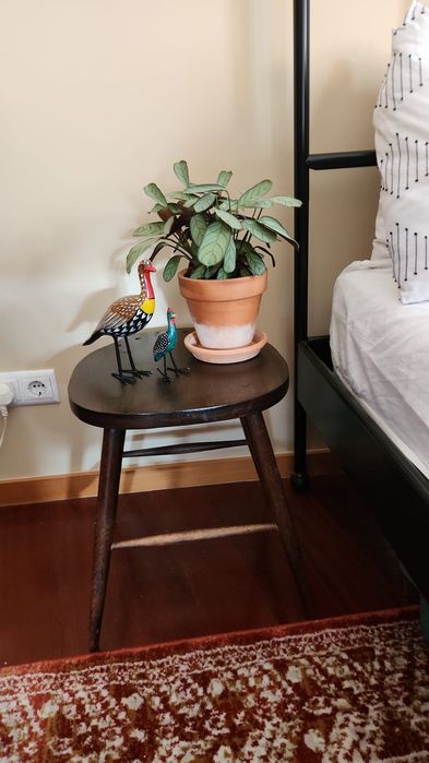 Mesas de cabeceira vintage em madeira maciça