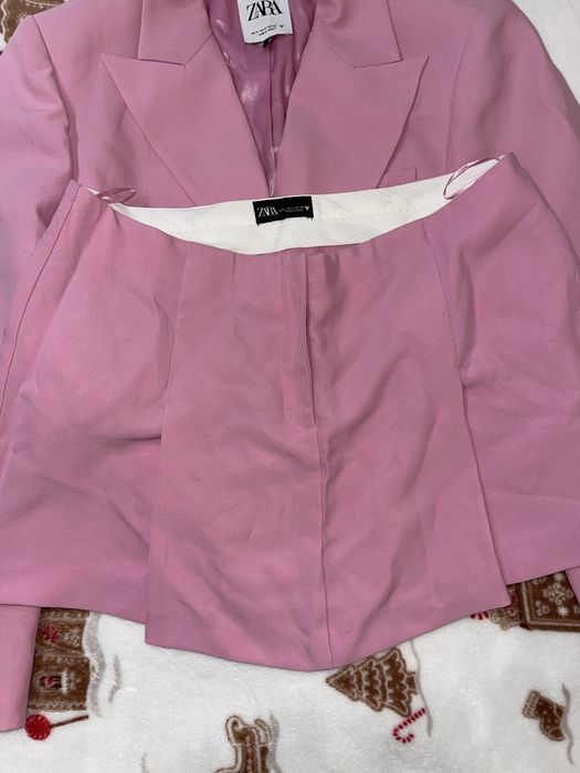 Zara розовый костюм с юбкой
