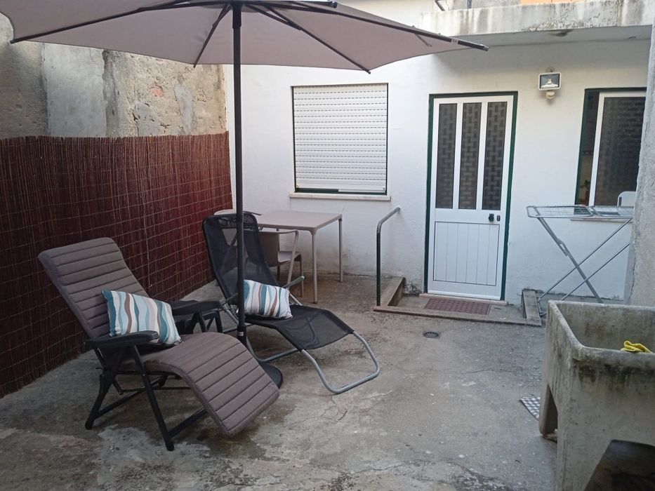 T1 r/c no centro histórico da praia da Nazaré 100m praia com quintal