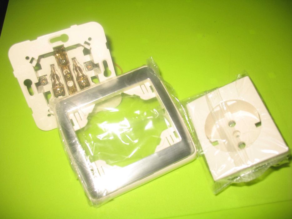 Tomada moderna nova com espelho inox