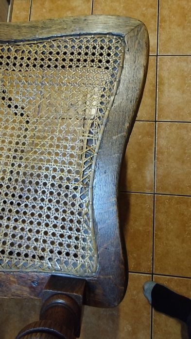 Fotel rzeźbiony kątowy z plecionym siedziskiem XIX w.