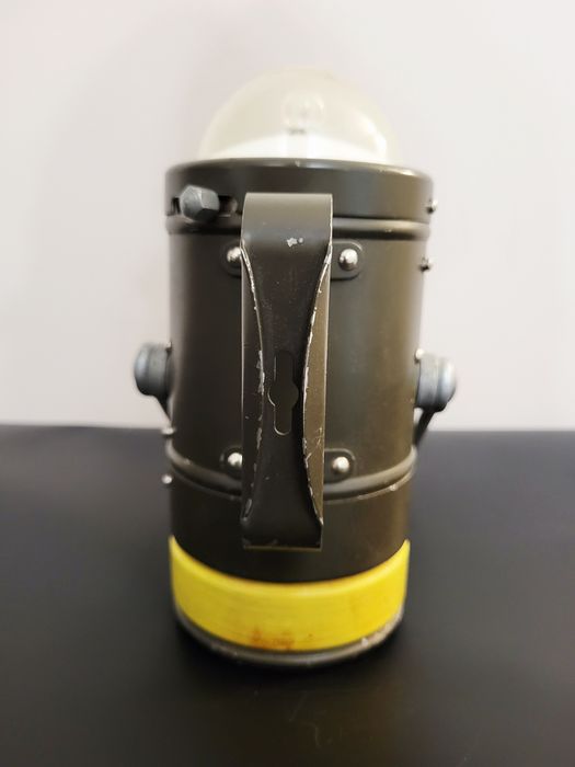 Wojskowa bunkrowa lampa Pertrix 675 z 1962 roku