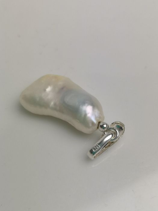 Zawieszki: bursztyn, perła barokowa