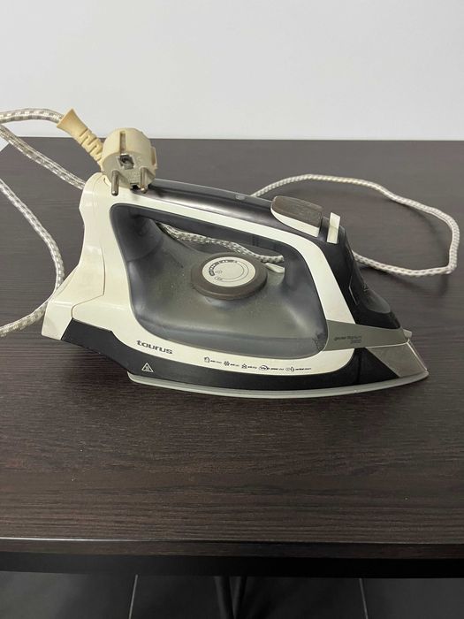 Ferro a Vapor TAURUS Geyser Titanium 2600
