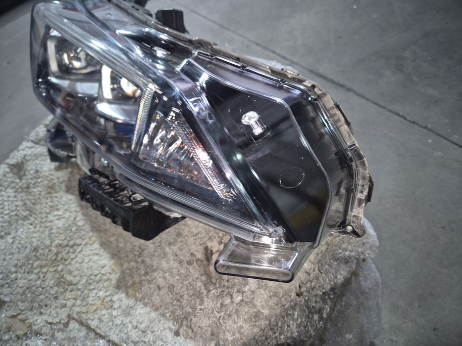 Farol direito Nissan Leaf ZE1