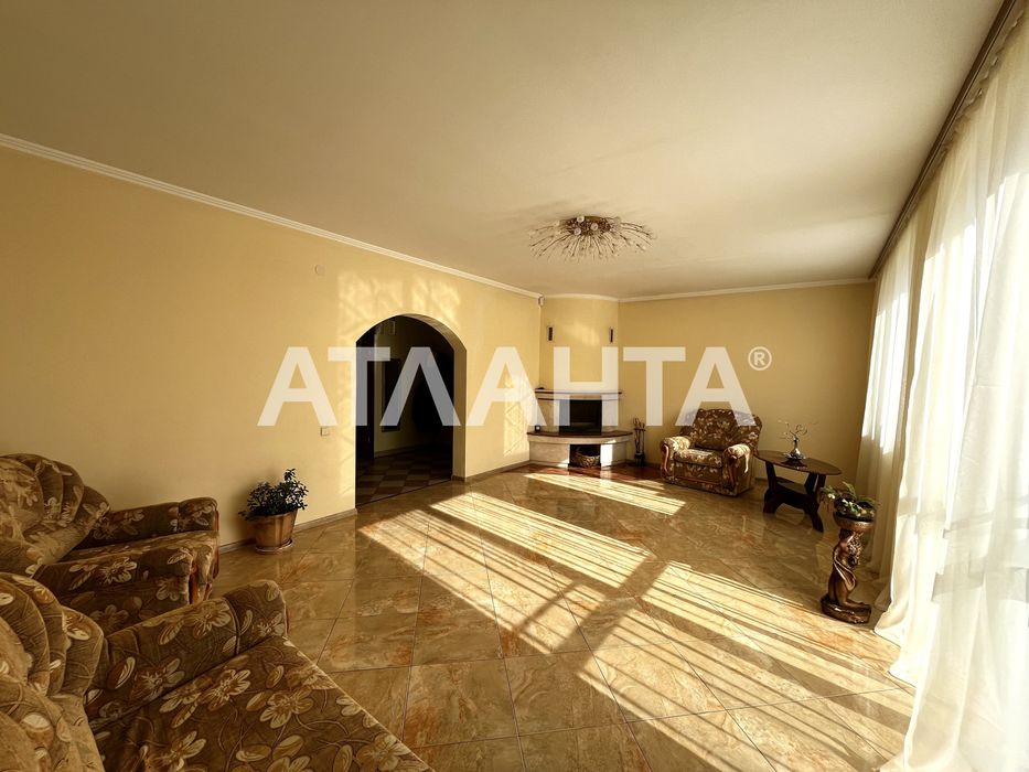 Продаж котеджу в смт Запитів + 10 соток землі.