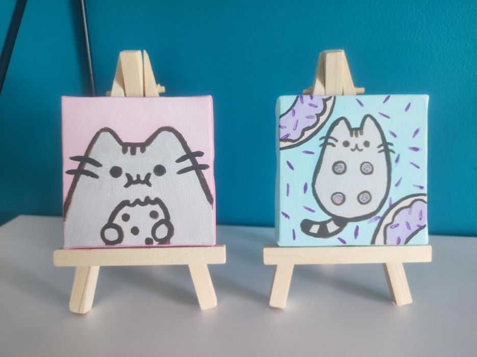 Dwa mini obrazy ręcznie malowane Pusheen 7x7cm plus sztaluga