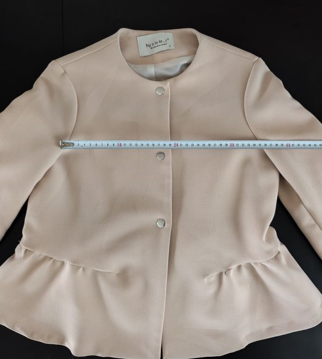 Pudrowa marynarka z baskinką By o la la! Rozmiar S, elegancki żakiet