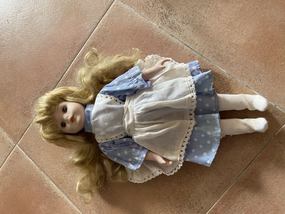 Três bonecas de porcelana