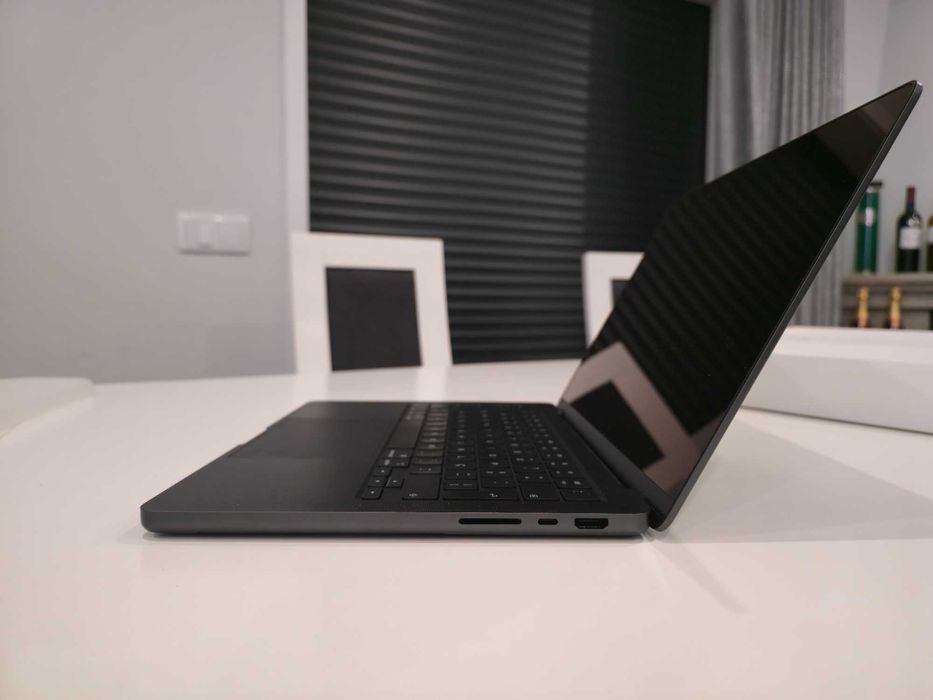 MacBook Pro 14" M5445797646982205444